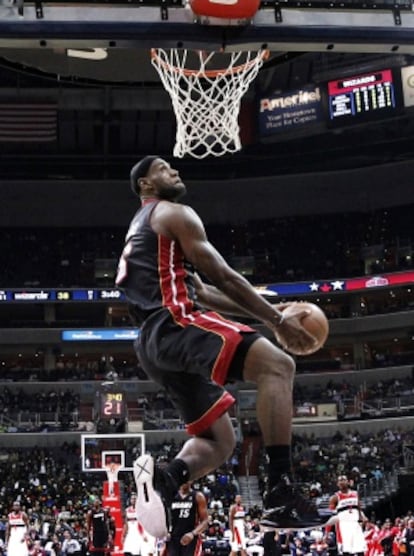 LeBron se dispone a hacer un mate durante un duelo de la pretemporada de los Heat.