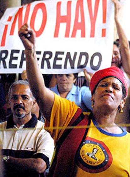 Simpatizantes del presidente venezolano Hugo Chávez gritan consignas contra el referendo a las puertas del Consejo Nacional Electoral venezolano, ayer, en Caracas.