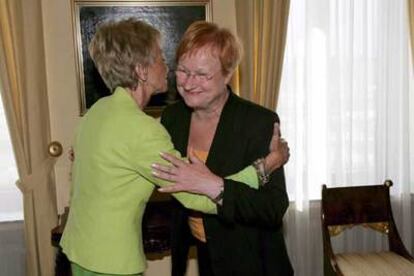 La vicepresidenta primera del Gobierno español, María Teresa Fernández de la Vega (izquierda) saluda a la presidenta de Finlandia Tarja Halonen.