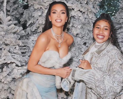 El posado navideño de Kim Kardashian con su hija North West vistiendo la cazadora de Balmain que perteneció a su padre.