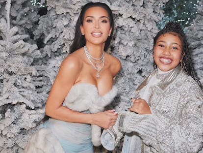 El posado navideño de Kim Kardashian con su hija North West vistiendo la cazadora de Balmain que perteneció a su padre.