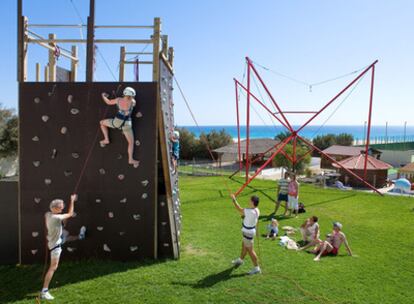 Un grupo de deportistas, en el jardín del Meliá Gorriones, donde se pueden practicar diversos deportes en familia.