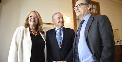 La presidenta de la CNMV, Elvira Rodríguez, el presidente de la Comisión Nacional de Mercados y de la Competencia (CNMC), José María Marín Quemada (centro) y el subgobernador del Banco de España, Fernando Restoy, en el Curso de la UIMP de Santander.
