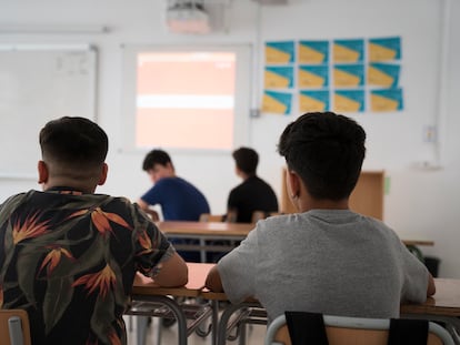 Un grupo de alumnos atiende una clase en el IES La Ribera en Montcada i Reixac.