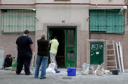 La mayoría de los inquilinos son gente de edad avanzada en el número 81 de Martínez de la Riva. Temen que los okupas vuelvan. Según comenta más de un vecino, "son como mafias" que esperan a que se vaya la policía tras los desalojos. Gustavo Tardón dice que la 'okupa' le dijo al marcharse: "tú pon la puerta nueva, que yo mañana te la tiro abajo y vuelvo a entrar".