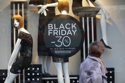 Grandes almacenes, firmas de moda e importantes compañías de distribución y numerosas empresas dan el pistoletazo de salida a la campaña de Navidad en España con la celebración del 'Black Friday'. En la imagen, escaparate anunciando las ofertas en el centro de Madrid.