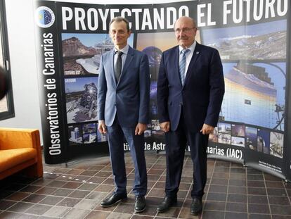 El ministro de Ciencia, Pedro Duque, y el astrofísico Rafael Rebolo, el 10 de julio en La Laguna (Tenerife).