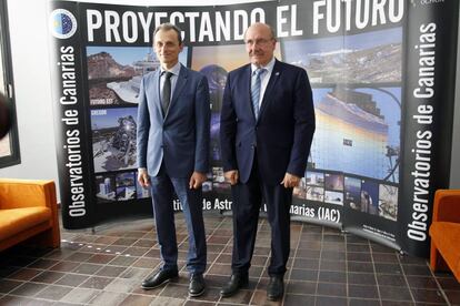 El ministro de Ciencia, Pedro Duque, y el astrofísico Rafael Rebolo, el 10 de julio en La Laguna (Tenerife).