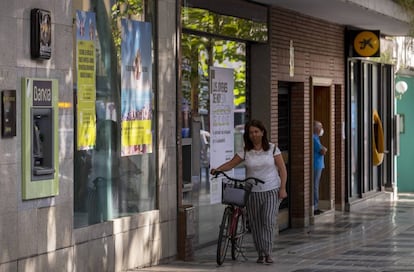 Oficinas de Bankia y La Caixa en la calle Rees Católicos, Sevilla.