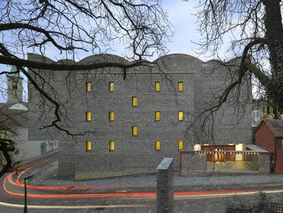 Esta obra del islandés Arno Lederer y los alemanes Jórunn Ragnarsdóttir y Marc Oei se encuentar en la parte vieja de la ciudad. El uso de ladrillos reciclados permite una conexión entre los edificios viejos y el nuevo.