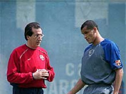 Rivaldo, con Seirulo, preparador físico, durante un entrenamiento.
