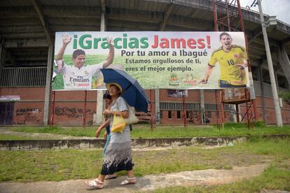 Dos mujeres caminan delante del estadio Manuel Murillo Toro, en Ibague, donde James empezó su carrera.