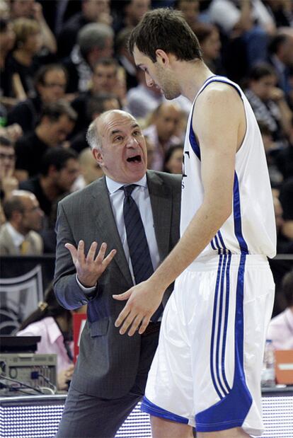 El entrenador italiano del Madrid Molin da instrucciones al pívot esloveno Mirza Begic.
