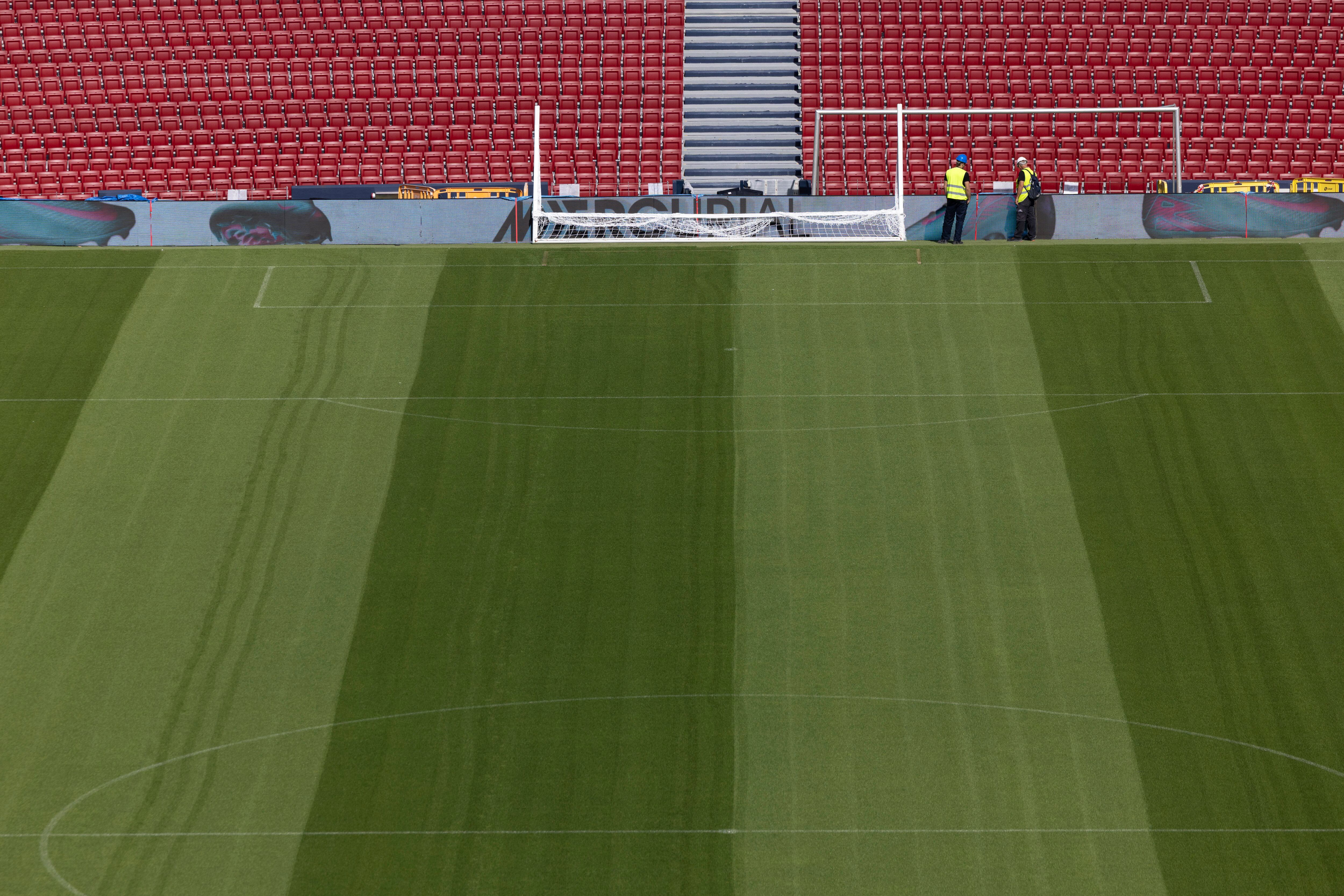 Unos empleados trabajan en las obras de remodelación del Camp Nou, en Barcelona.