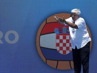 Dragan Matutinovic dirige un partido de la selección croata. 