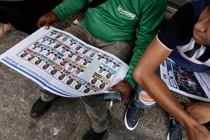 Un hombre lee el periódico en el centro de Caracas, el 24 de julio.
