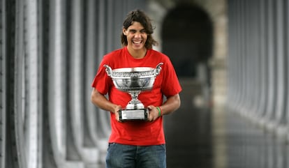 Nadal posa bajo el puente Bir-Hakeim de París con el trofeo de campeón de Roland Garros, en junio de 2005.