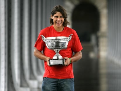 Nadal posa bajo el puente Bir-Hakeim de París con el trofeo de campeón de Roland Garros, en junio de 2005.