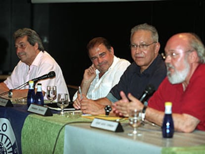 Sancho Gracia, Juan Luis Galiardo, Fernando Delgado y José Luis Cuerda, ayer en el Círculo de Bellas Artes.