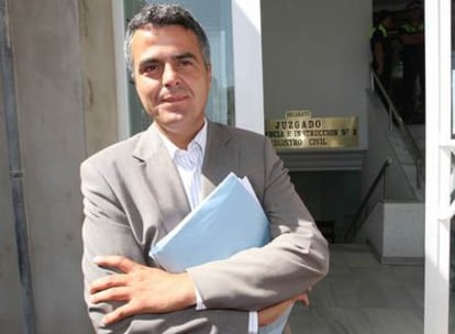 Rafael Duarte, frente a los juzgados de Estepona tras declarar por el <b><i>caso Astapa</b></i>.