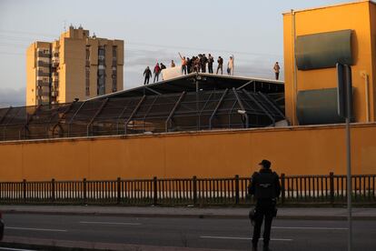 Protesta de un grupo de internos en el Centro de Internamiento de Extranjeros de Aluche (Madrid), el pasado marzo.