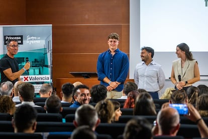 Tres jóvenes ganadores del concurso de emprendimiento de la Fundación Princesa de Girona este martes en Valencia.