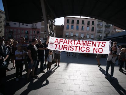 Protesta de vecinos contra los pisos turísticos en la Barceloneta.