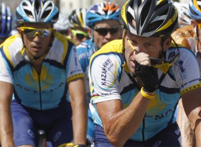 Contador, con las gafas puestas, por detrás de Armstrong.