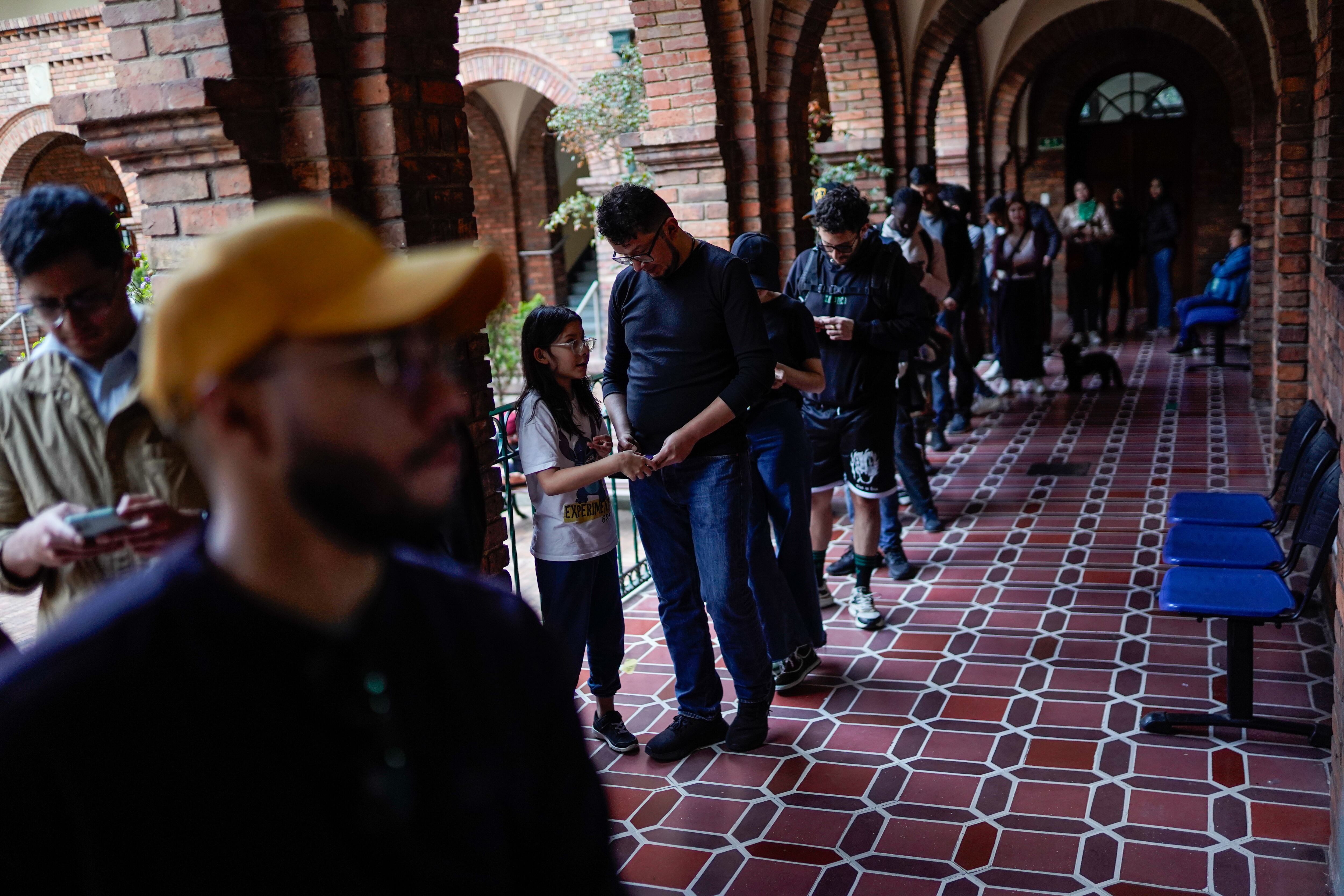 Cierre de mesas electorales de la consulta popular del Pacto Histórico, este 26 de octubre de 2025 en Bogotá, Colombia.