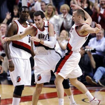 Rudy festeja su sexto triple junto a Sergio Rodríguez ante la mirada de Greg Oden.