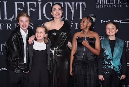 Angelina Jolie con Shiloh Nouvel Jolie-Pitt, Vivienne Marcheline Jolie-Pitt, Zahara Marley Jolie-Pitt y Knox Leon Jolie-Pitt.