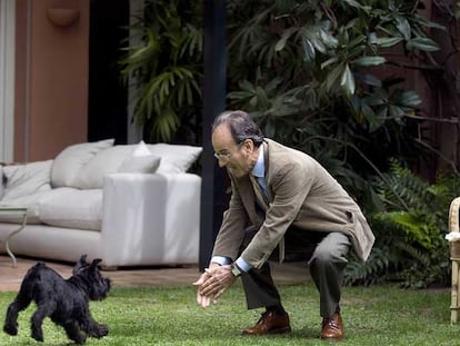 Santiago Dexeus juega con su perra, en su casa, en una imagen de archivo.