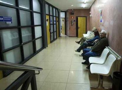 Pacientes en un centro de salud en el Casco Viejo de Vitoria.