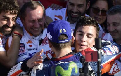 El piloto español de Repsol Honda, Marc Márquez felicita a Jorge Lorenzo tras su victoria en el circuito de Cheste.