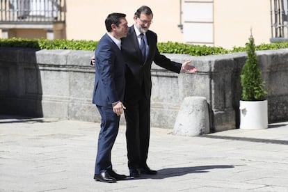 Mariano Rajoy acompaña al primer ministro de Grecia, Alexis Tsipras.