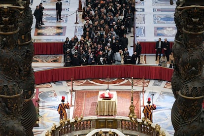 Vista general de la capilla ardiente de Benedicto XVI en la nave central de la basílica de San Pedro.
