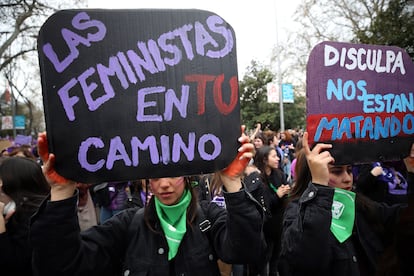 Jóvenes portan carteles durante la manifestación en Madrid con motivo del Día Internacional de la Mujer de 2020.