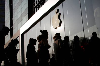 Clientes entrando en una tienda de Apple en Pekín (China).