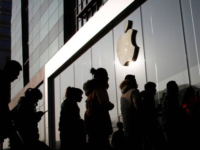 Clientes entrando en una tienda de Apple en Pekín (China).