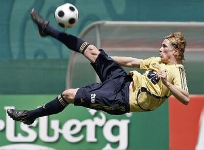 Fernando Torres realiza una volea durante un entrenamiento de España.