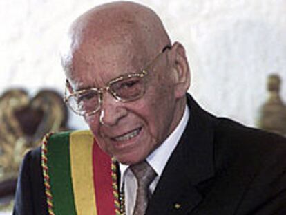 Hugo Bánzer, cuando renunció a la presidencia, en agosto de 2001.