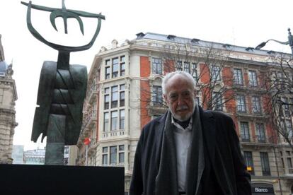Basterretxea posa junto a 'Intxixu', su monumental escultura que se ha instalado en el centro de Bilbao.