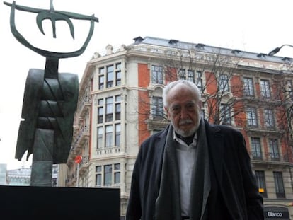 Basterretxea posa junto a 'Intxixu', su monumental escultura que se ha instalado en el centro de Bilbao.