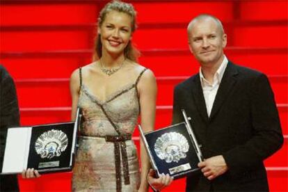 Connie Nielsen (a la izquierda) y Ulrich Thomsen, en San Sebastián.