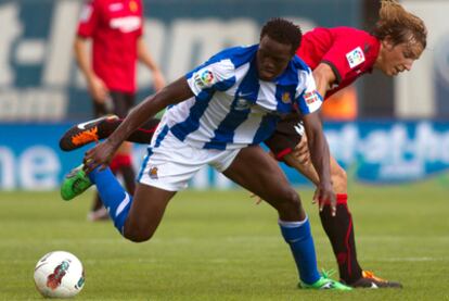 Tomás Pina y McDonald Mariga durante el partido