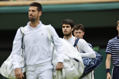 Novak Djokovic  y Carlos Alcaraz, a su llegada a la pista central de Wimbledon. 
