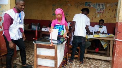 Una mujer introduce su voto en un colegio electoral de Conakri el 18 de octubre de 2020.