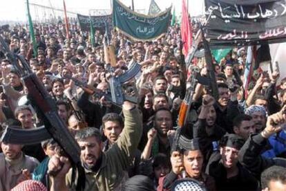 Una multitud de iraquíes corea consignas durante una manifestación en Samarra contra la voladura del templo de Alí Al-Hadi.