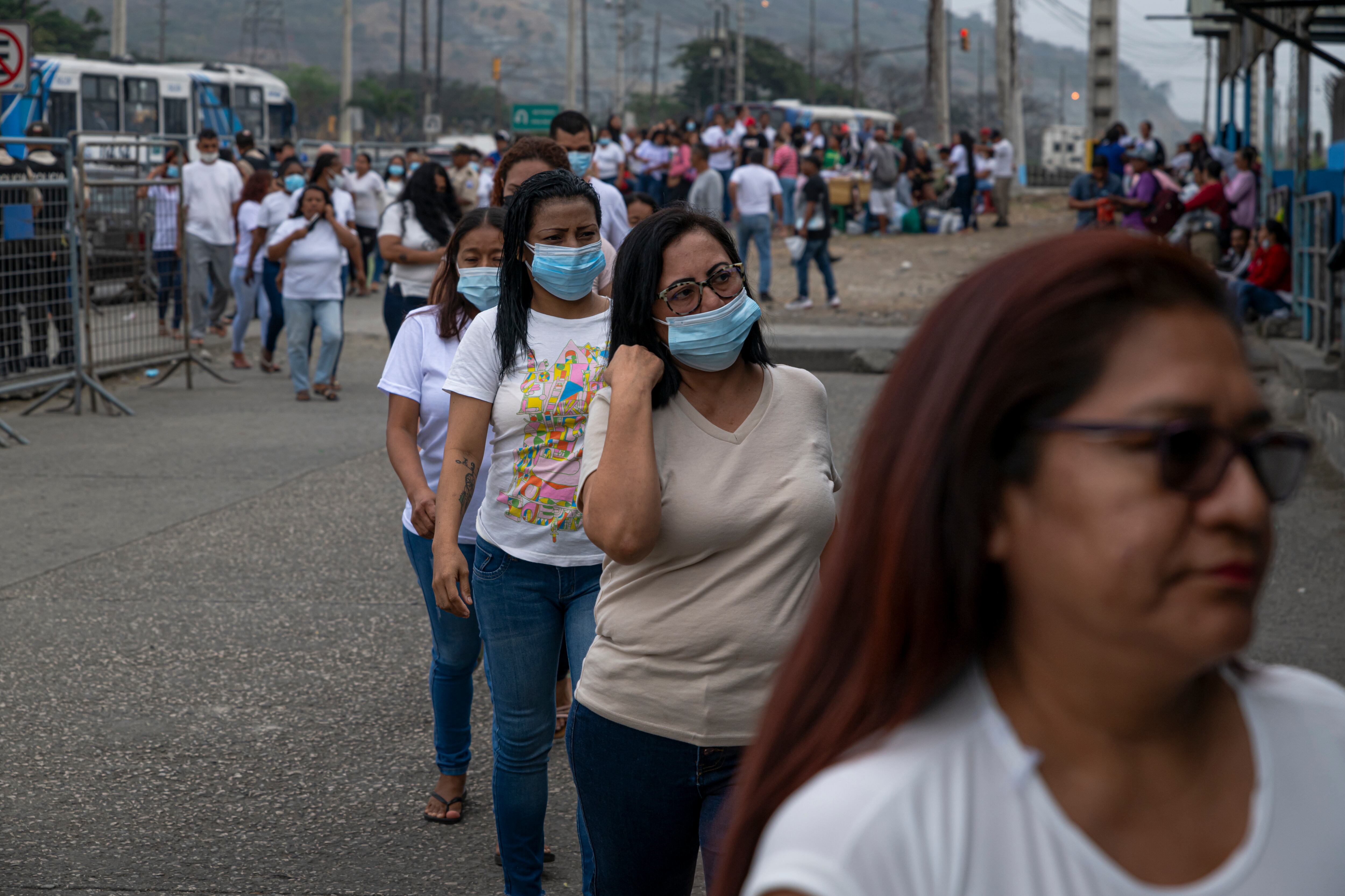 Familiares de las personas privadas de libertad esperan para ingresar a una cárcel en Guayaquil (Ecuador), el 17 de julio.