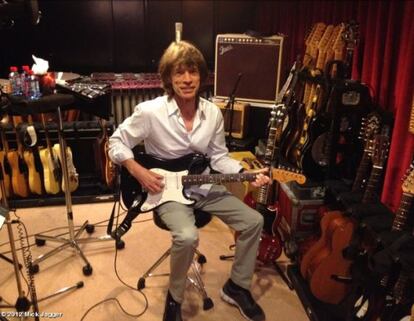 La foto que Mick Jagger ha colgado en Twitter y que le retrata en un estudio de grabación en París.
